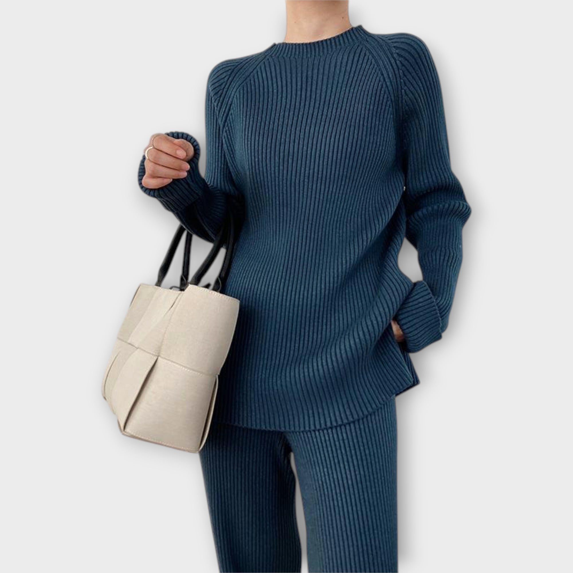 Ugnė - Megztas komplektas su minimalistiniu dizainu ir laisvu prigludimu