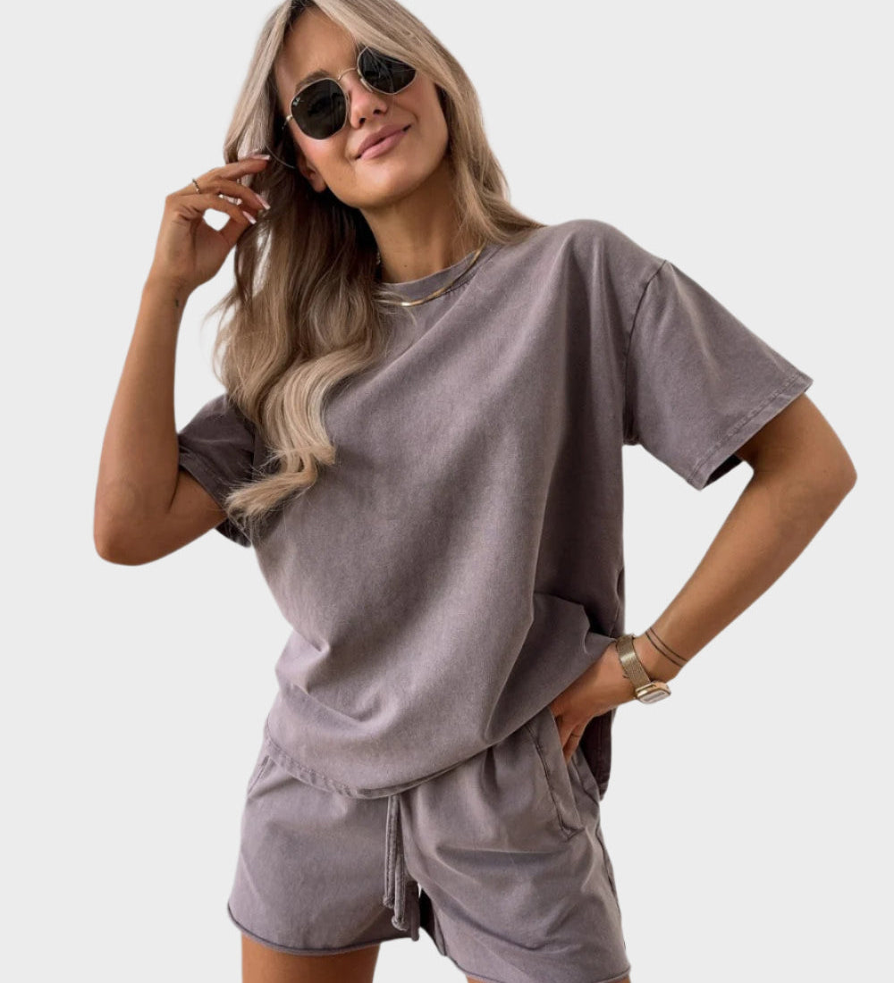 Kasdienis komplektas su marškinėliais ir jogger kelnėmis