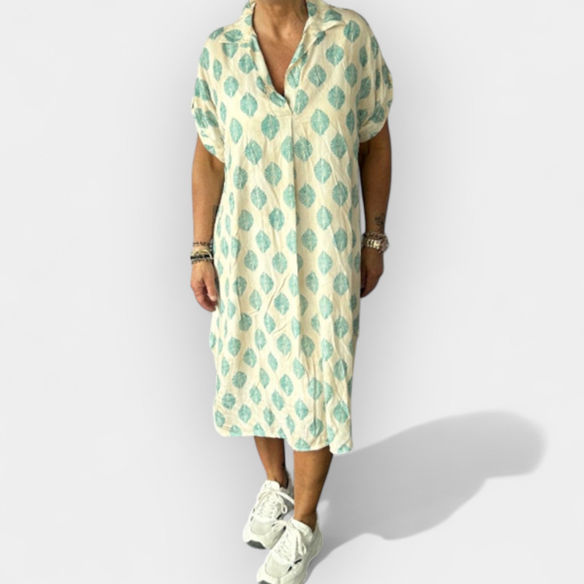 Lengvas vasarinis suknelė su V formos iškirpte