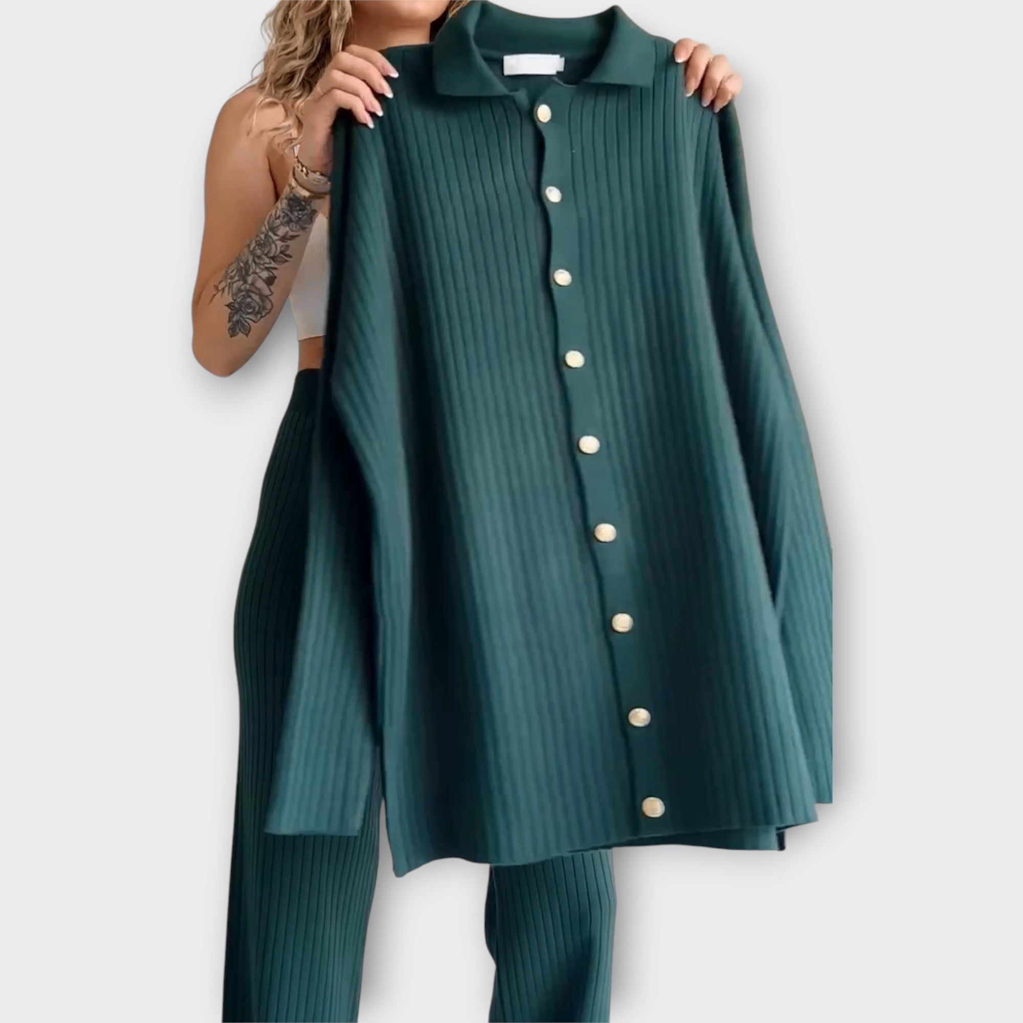 Ugnė - Komplektas su rumbelėmis detalėmis ir elegantišku kirpimu