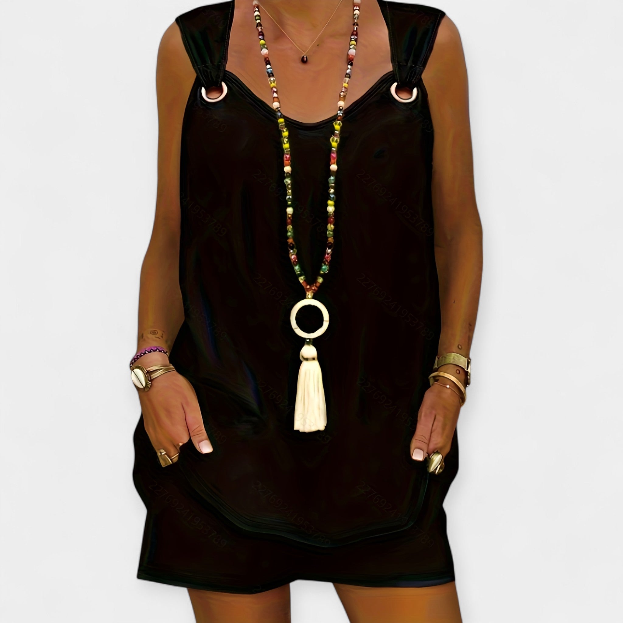 Rankovių neturintis marškinėlių ir šortų komplektas