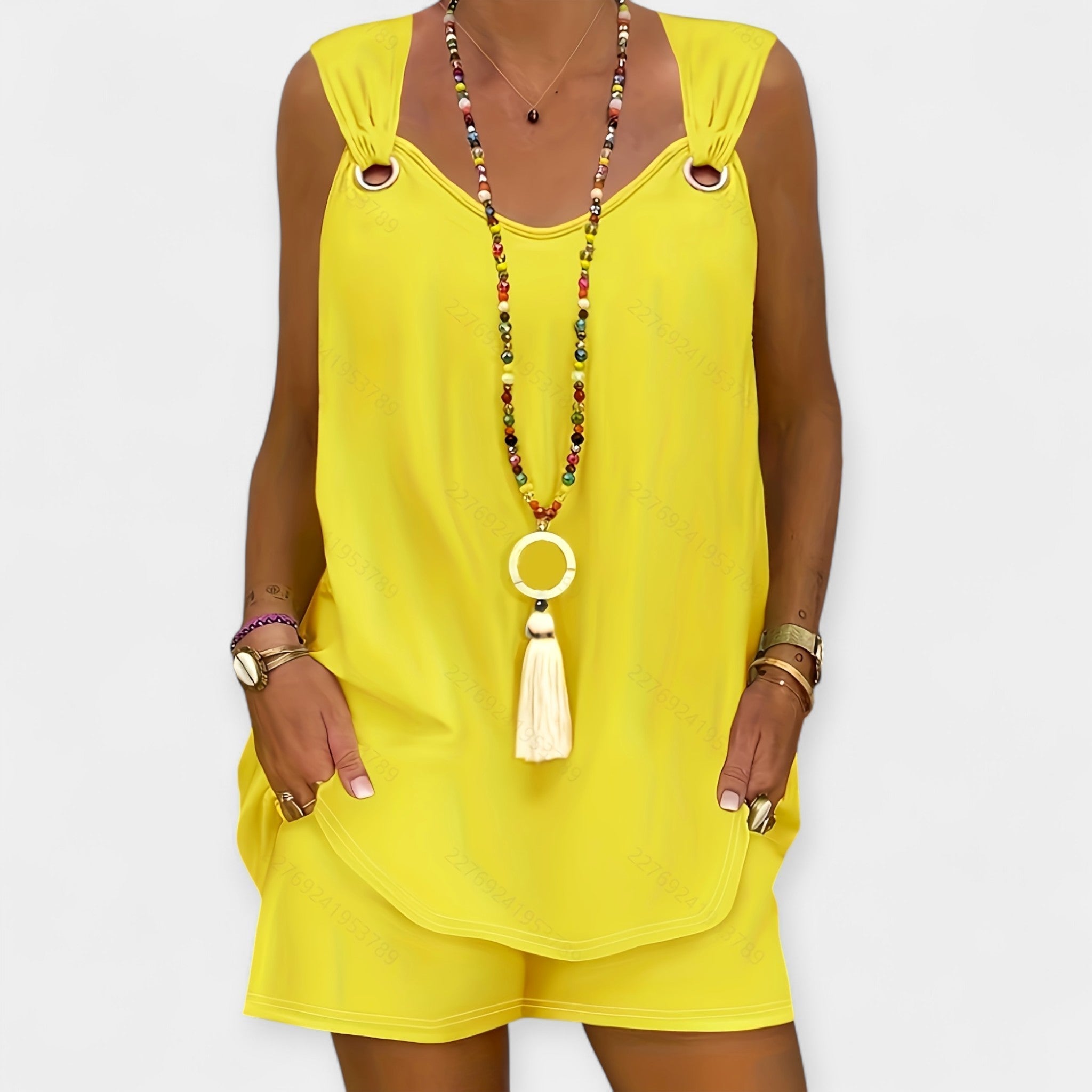 Rankovių neturintis marškinėlių ir šortų komplektas