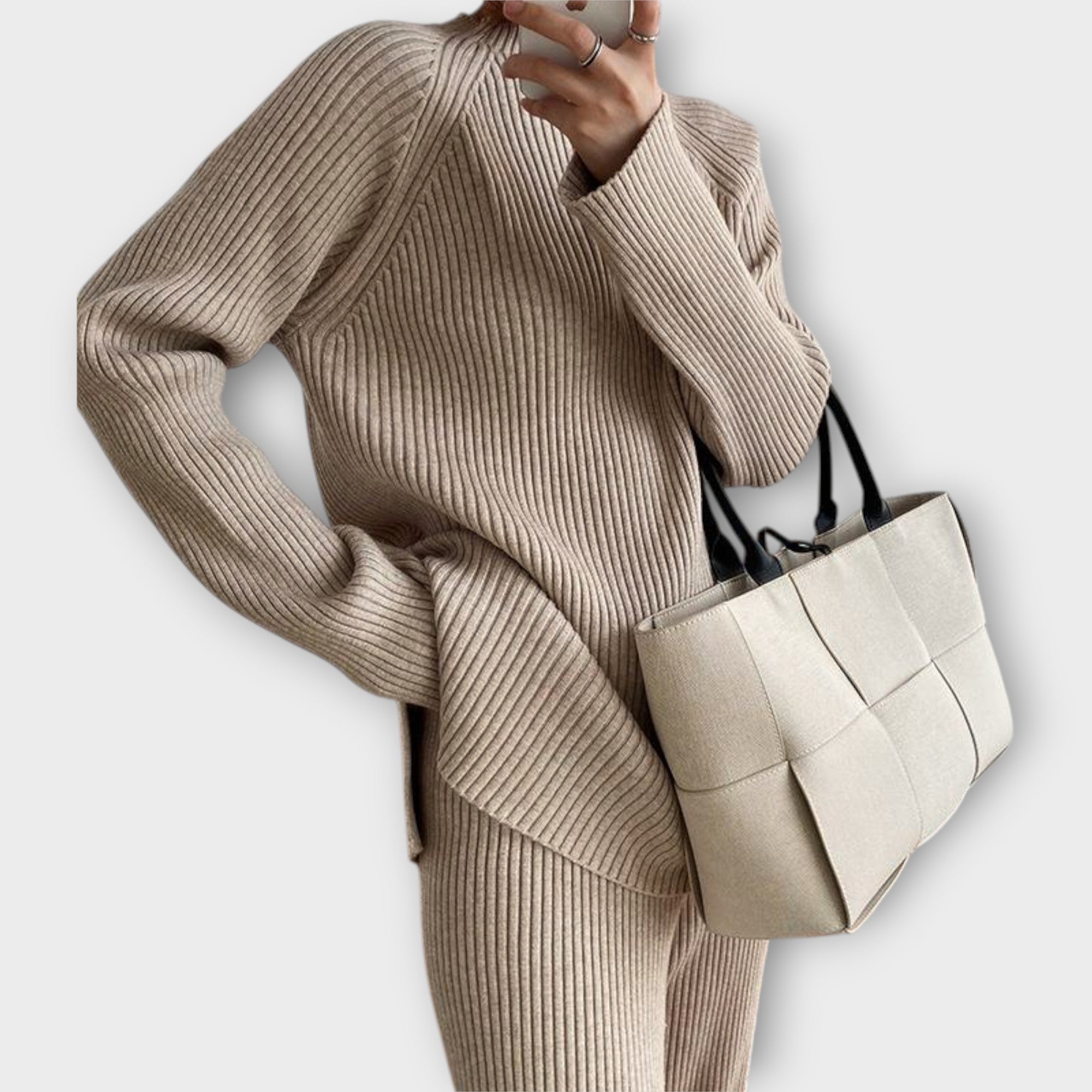 Ugnė - Megztas komplektas su minimalistiniu dizainu ir laisvu prigludimu