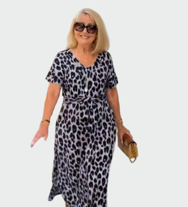 Suknelė su leopardų raštu ir įspūdingu V formos iškirpimu