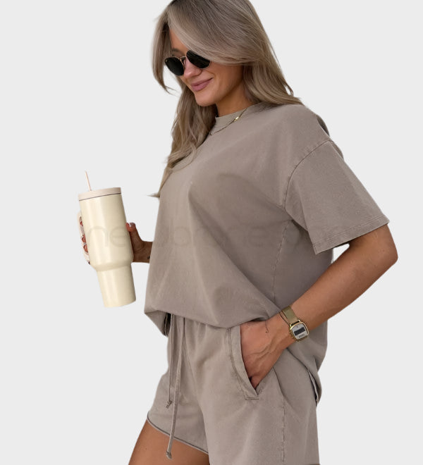 Kasdienis komplektas su marškinėliais ir jogger kelnėmis